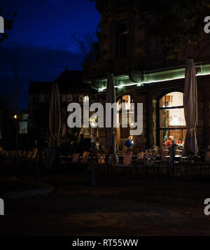 Straßburg, Frankreich - Okt 31; 2017: Kunden Essen ausserhalb drinkiing in einer kalten Nacht an der Brent Cafe Bar Terrasse in Straßburg, Frankreich Stockfoto