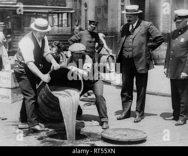 New York City Stellvertretender Polizeichef John A. Leach beobachten Agenten Schnaps in die Kanalisation während der Höhe des Verbots gießen. Stockfoto