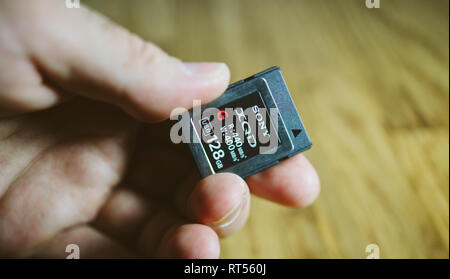 PARIS, Frankreich, 26.MÄRZ 2017: Mann hält Neue XQD Daten Speicherkarte von Sony 128 GB XQD Serie G Speicherkarte in Nikon und Sony video foto Produkte für die Speicherung von Inhalten verwendet werden Stockfoto