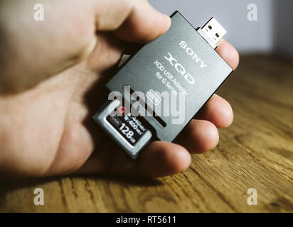 PARIS, Frankreich, 26.MÄRZ 2017: Mann hält Neue XQD Data Memory Card Reader von Sony, Nikon und Sony video foto Produkte für die Speicherung von Inhalten in USB-XQD Card Reader verwendet werden Stockfoto