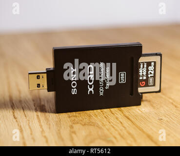 PARIS, Frankreich, 26.MÄRZ 2017: Neue XQD Daten Speicher Karte und Lesegerät von Sony, Nikon und Sony video foto Produkte für die Speicherung von Inhalten verwendet werden Stockfoto