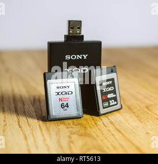 PARIS, Frankreich, 26.MÄRZ 2017: Neue XQD Daten Speicher Karte und Lesegerät von Sony, Nikon und Sony video foto Produkte für die Speicherung von Inhalten verwendet werden Stockfoto