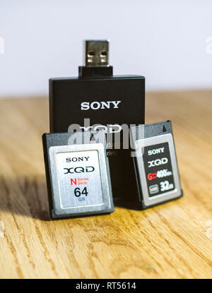 PARIS, Frankreich, 26.MÄRZ 2017: Neue XQD Daten Speicher Karte und Lesegerät von Sony, Nikon und Sony video foto Produkte für die Speicherung von Inhalten verwendet werden Stockfoto