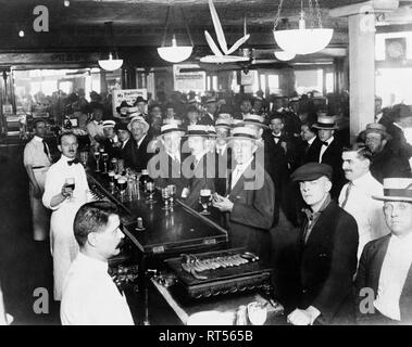 Einer überfüllten Bar in New York City Stunden vor Mitternacht während der Prohibition. Stockfoto