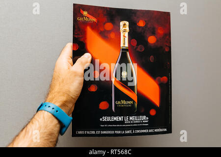 PARIS, Frankreich, 19.November 2017: Werbung im französischen Magazin auf der hinteren Seite des G.H.MUMM Luxus Champagner Stockfoto