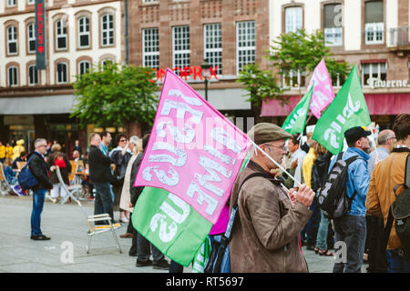 Straßburg, Frankreich, 30. MAI 2015: Mann mit Ich liebe Jesus Flag am Marsch für Jesus die jährliche überkonfessionelle Ereignis, in denen Christen März Stockfoto