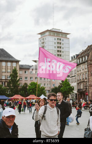 Straßburg, Frankreich, 30. MAI 2015: Mann mit rosa Jesus Flag am Marsch für Jesus die jährliche überkonfessionelle Veranstaltung der Christen weltweit Stockfoto