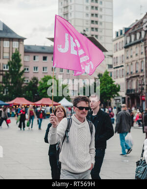 Straßburg, Frankreich, 30. MAI 2015: Mann mit rosa Jesus Flag am Marsch für Jesus die jährliche überkonfessionelle Veranstaltung der Christen weltweit Stockfoto