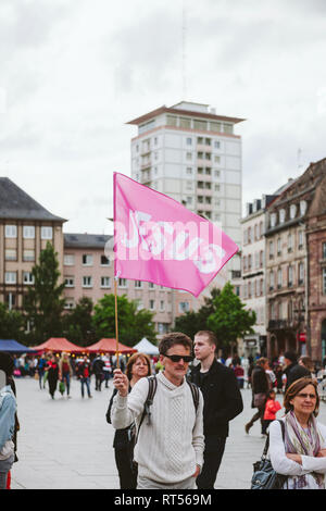 Straßburg, Frankreich, 30. MAI 2015: Mann mit rosa Jesus Flag am Marsch für Jesus die jährliche überkonfessionelle Veranstaltung der Christen weltweit Stockfoto