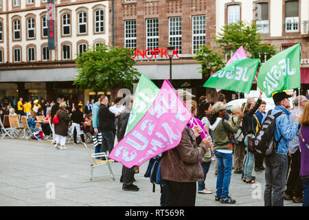 Straßburg, Frankreich, 30. MAI 2015: Jesus liebt dich Flag am Marsch für Jesus die jährliche überkonfessionelle Veranstaltung von Christen - Menschen beten Stockfoto