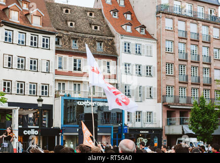 Straßburg, Frankreich, 30. MAI 2015: Jesus Flagge mit Haus im Hintergrund bei Marsch für Jesus die jährliche überkonfessionelle Veranstaltung der Christen Stockfoto