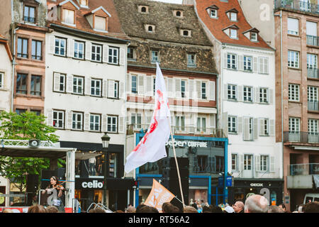 Straßburg, Frankreich, 30. MAI 2015: Jesus Flagge mit Haus im Hintergrund bei Marsch für Jesus die jährliche überkonfessionelle Veranstaltung der Christen Stockfoto