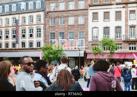 Straßburg, Frankreich, 30. MAI 2015: Defokussierten Blick der Menschen auf eine Französische Straße Stockfoto