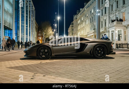 LONDON, VEREINIGTES KÖNIGREICH - Mar 9 2017: reiche Geschäftsleute Party auf dem Balkon mit einem einzigartigen Luxus Super-Auto auf Ausstellung Rd, Kensington London geparkt. Lamborghini Aventador ist ein mid-motor sport auto Stockfoto