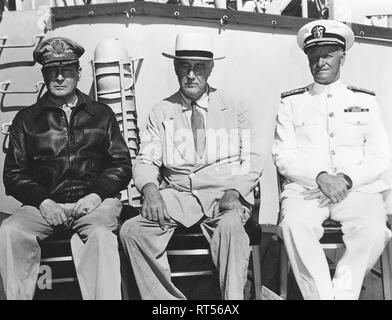 Franklin D. Roosevelt, General Douglas MacArthur und Admiral Nimitz Versammlung in Pearl Harbor, Hawaii, 1944. Stockfoto