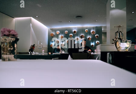BARCELONA, SPANIEN - 11.11.2017: Spanier essen in Luxus Freixa Tradicio Restaurant in Barcelona mit modernen gemütlichen Interieur Stockfoto
