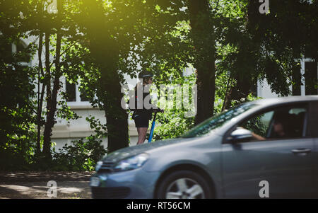 PARIS, Frankreich - Jun 3, 2016: Schöne passende Frau auf Segway entdecken Sie die Stadt Paris an einem warmen Sommertag Stockfoto