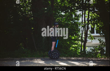 PARIS, Frankreich - Jun 3, 2016: Schöne passende Frau auf Segway entdecken Sie die Stadt Paris an einem warmen Sommertag Stockfoto