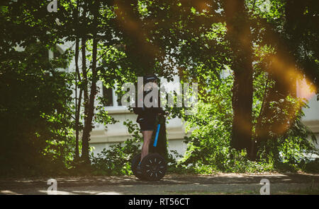 PARIS, Frankreich - Jun 3, 2016: Schöne passende Frau auf Segway entdecken Sie die Stadt Paris an einem warmen Sommertag mit wunderschönen Licht flare Stockfoto