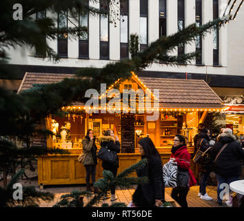 KEHL, Deutschland - Dec 13, 2016: Deutscher Weihnachtsmarkt Chalet in der Dämmerung stand im Zentrum von Kehl Stadt in Baden-Württemberg mit touristischen und lokalen Menschen zu Fuß entdecken Geschenke und Glühwein Stockfoto