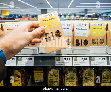 FRANKFURT, Deutschland - 25.November 2017: Menschen kaufen in den deutschen Supermarkt traditionelle Bio Tee mit grossen BIO Inschrift Stockfoto