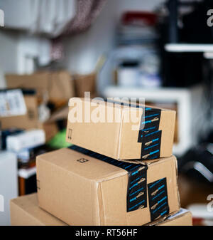 PARIS, Frankreich, 23.Dezember, 2017: Stapel von Amazon Prime Kartons übereinander in Jugendlicher unordentlichen Zimmer während der Weihnachtsferien Stockfoto