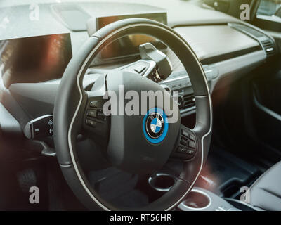 Straßburg, Frankreich - Okt 1, 2017: Interior Detail der elektrischen Hybrid BMW i1 Auto - Armaturenbrett mit dem Lenkrad, Buttons, digitale Anzeige Stockfoto