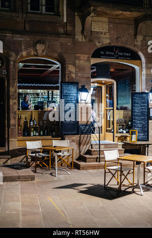 Straßburg, Frankreich - 31.Oktober 2017 In Vino Veritas Wein und andere alkoholische Getränke Fleisch Restaurant Club in der Nacht mit Menschen Kunden innerhalb Stockfoto