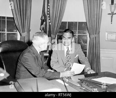 Präsident Harry Truman im Gespräch mit New Yorker Gouverneur Thomas Dewey im Oval Office. Stockfoto