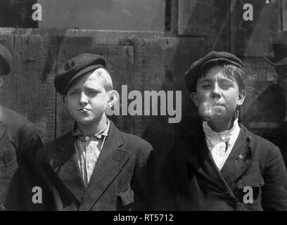 Mai 9, 1910 - Junge newsboys Rauchen auf eine St. Louis, Missouri Street. Stockfoto