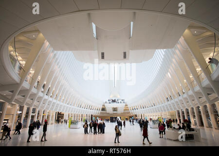 New York City, NY - 26. März 2017: unbekannte Menschen zu Fuß im Westfield World Trade Center in Manhattan, NY Stockfoto