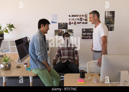 Männliche Führungskräfte miteinander im Büro Stockfoto