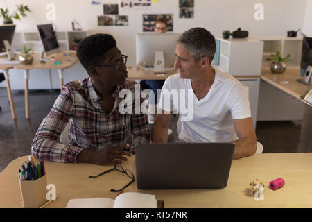 Männliche Führungskräfte miteinander im Büro Stockfoto