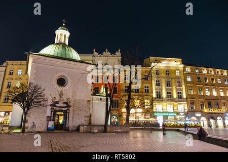 Krakau, Polen, 16. Februar 2019: Kirche St. Wojciech in der Nacht in Krakau, Polen Stockfoto