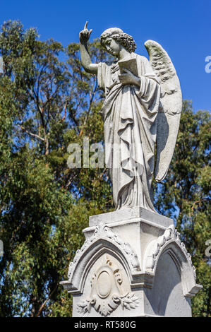 Ein Stein Engel Grab Denkmal am Saint Mary's Friedhof in Oakland, Kalifornien. Stockfoto