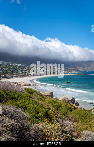 Camps Bay und die Küste in Kapstadt, Südafrika Stockfoto