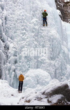 Zwei Ice Climbers auf einem gefrorenen Wasserfall an der Maligne River, in den Maligne Canyon, Jasper National Park, Alberta, Kanada. Stockfoto