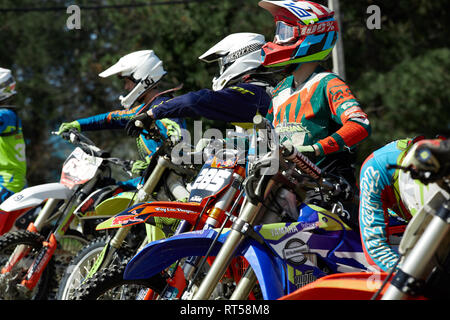 Sochi, Russland - 04.04.2018: Junge Reiter auf Motorrädern an der Startlinie beim Cup Winter Motocross. Stockfoto