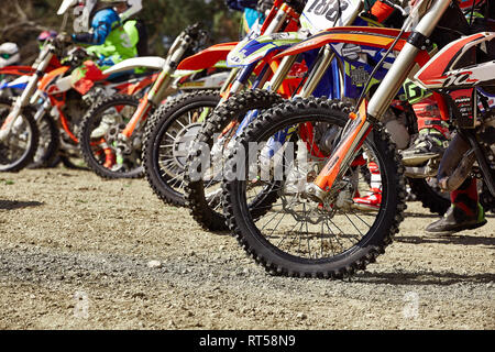 Sochi, Russland - 04.04.2018: Junge Reiter auf Motorrädern an der Startlinie beim Cup Winter Motocross. Stockfoto