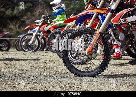 Sochi, Russland - 04.04.2018: Junge Reiter auf Motorrädern an der Startlinie beim Cup Winter Motocross. Stockfoto