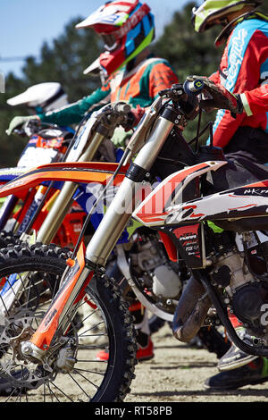 Sochi, Russland - 04.04.2018: Junge Reiter auf Motorrädern an der Startlinie beim Cup Winter Motocross. Stockfoto