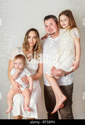 Porträt einer glücklichen Familie, bestehend aus Vater, Mutter und zwei Kinder. Stockfoto