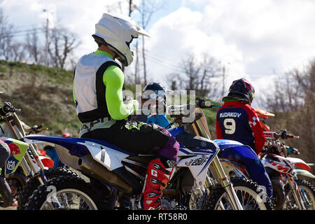 Sochi, Russland - 04.04.2018: Junge Reiter auf Motorrädern an der Startlinie beim Cup Winter Motocross. Stockfoto
