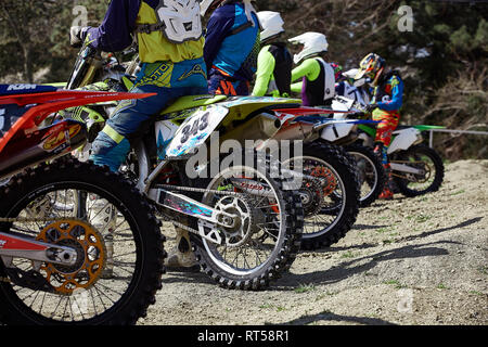 Sochi, Russland - 04.04.2018: Junge Reiter auf Motorrädern an der Startlinie beim Cup Winter Motocross. Stockfoto