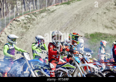 Sochi, Russland - 04.04.2018: Junge Reiter auf Motorrädern an der Startlinie beim Cup Winter Motocross. Stockfoto