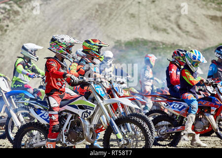 Sochi, Russland - 04.04.2018: Junge Reiter auf Motorrädern an der Startlinie beim Cup Winter Motocross. Stockfoto