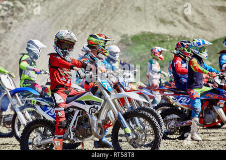 Sochi, Russland - 04.04.2018: Junge Reiter auf Motorrädern an der Startlinie beim Cup Winter Motocross. Stockfoto