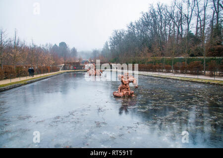 Gefrorene Neptuno Brunnen. La Granja de San Ildefonso, Segovia Provinz, Spanien. Stockfoto