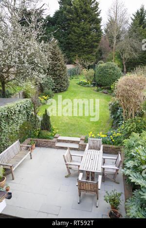 Luftaufnahme eines typischen suburbanen Garten mit Bäumen in Pinner, London Stockfoto