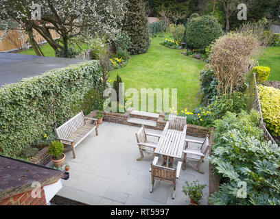 Ansicht eines typischen suburbanen Garten mit Gartenmöbeln in Pinner, London, UK Stockfoto